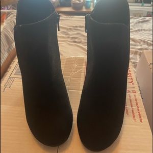Black womens sz 7 Candies booties 4” heel